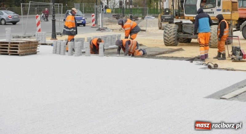 Zdjęcie w galerii na portalu naszraciborz.pl: Plac Zwycięstwa w Kuźni Raciborskiej zmienia swoje oblicze  wiadomości z regionu