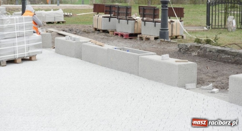 Zdjęcie w galerii na portalu naszraciborz.pl: Plac Zwycięstwa w Kuźni Raciborskiej zmienia swoje oblicze  wiadomości z regionu