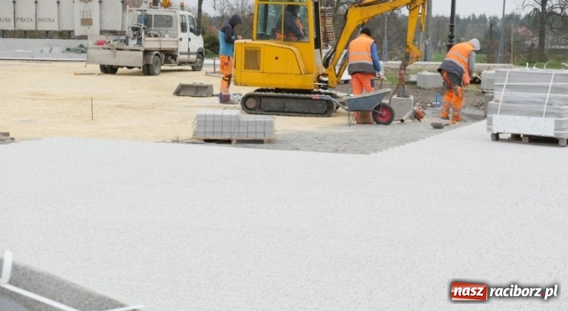 Zdjęcie w galerii na portalu naszraciborz.pl: Plac Zwycięstwa w Kuźni Raciborskiej zmienia swoje oblicze  wiadomości z regionu