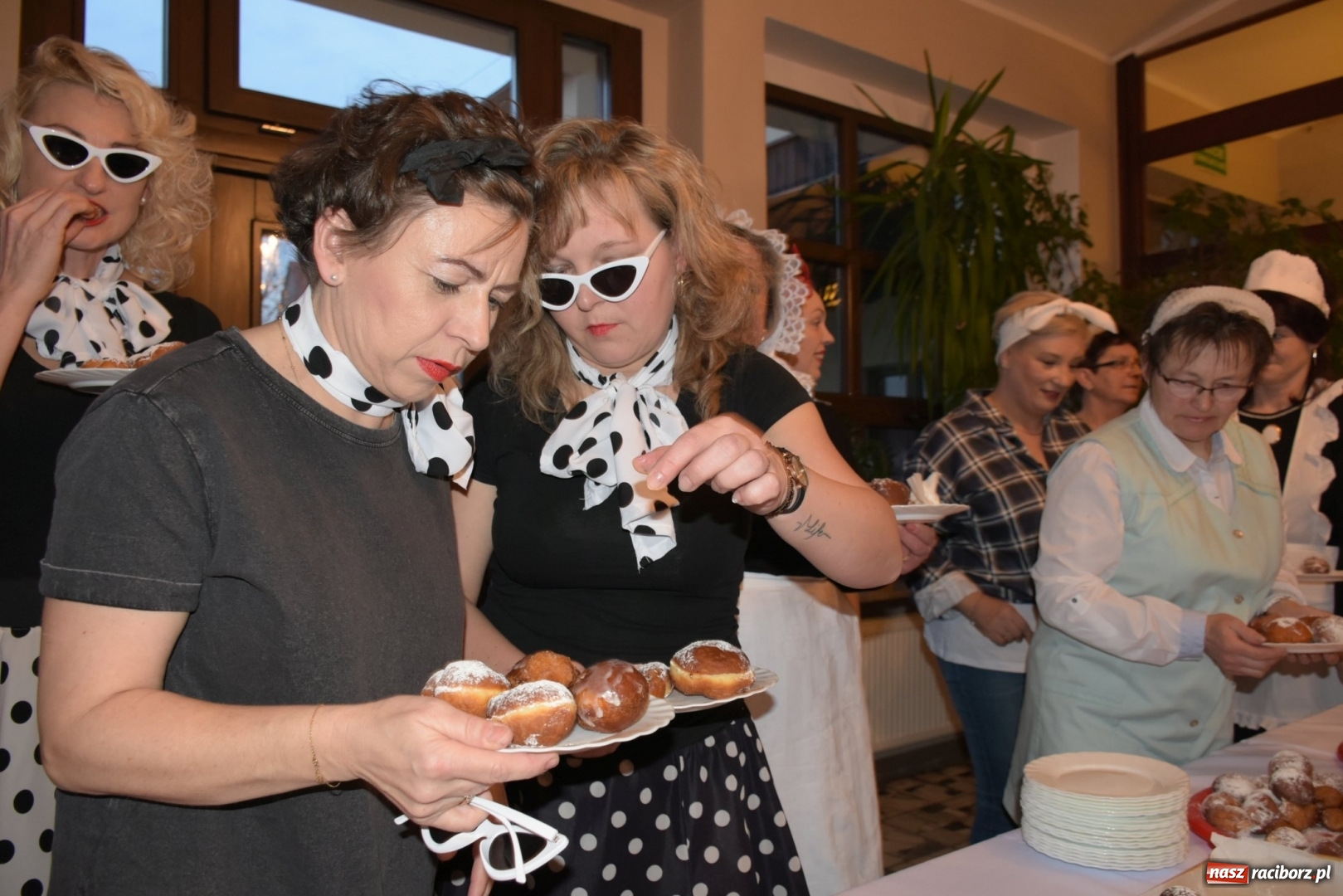 Zdjęcie w galerii na portalu naszraciborz.pl: Bez liczenia kalorii. Pół tysiąca pączków na tłustym czwartku w Tworkowie  wiadomości z regionu