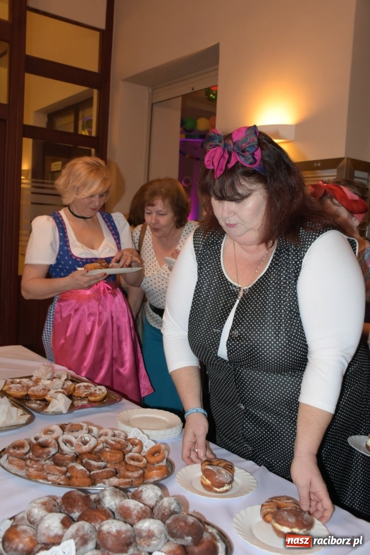 Zdjęcie w galerii na portalu naszraciborz.pl: Bez liczenia kalorii. Pół tysiąca pączków na tłustym czwartku w Tworkowie  wiadomości z regionu