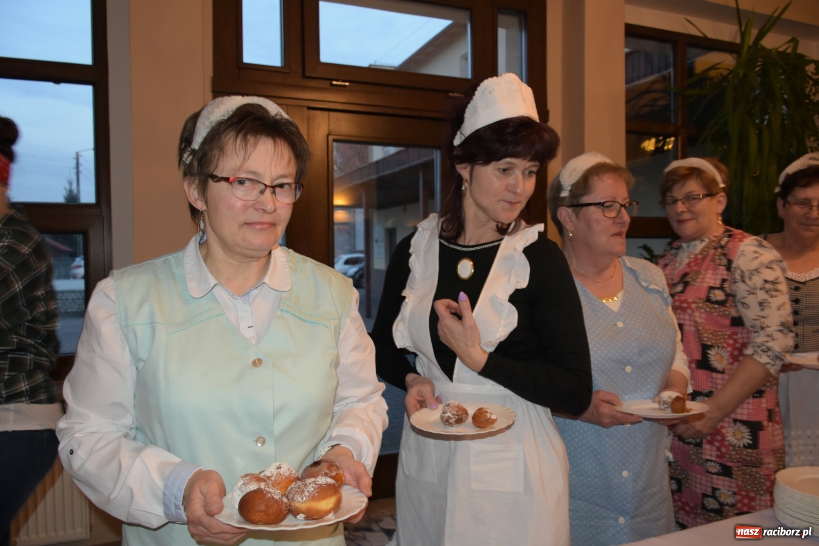 Zdjęcie w galerii na portalu naszraciborz.pl: Bez liczenia kalorii. Pół tysiąca pączków na tłustym czwartku w Tworkowie  wiadomości z regionu