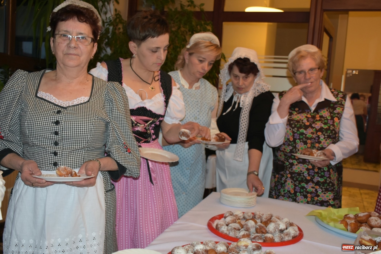 Zdjęcie w galerii na portalu naszraciborz.pl: Bez liczenia kalorii. Pół tysiąca pączków na tłustym czwartku w Tworkowie  wiadomości z regionu