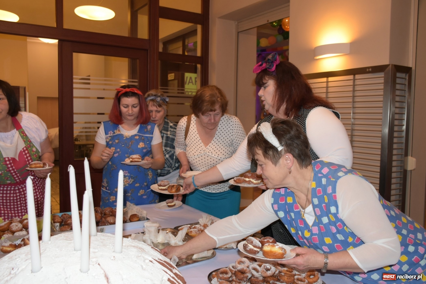 Zdjęcie w galerii na portalu naszraciborz.pl: Bez liczenia kalorii. Pół tysiąca pączków na tłustym czwartku w Tworkowie  wiadomości z regionu