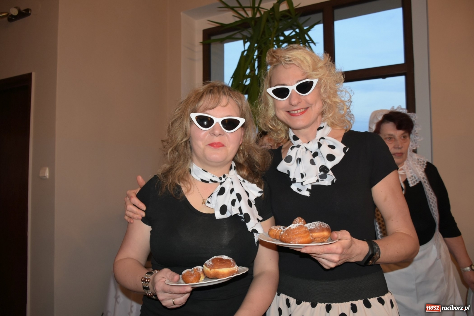 Zdjęcie w galerii na portalu naszraciborz.pl: Bez liczenia kalorii. Pół tysiąca pączków na tłustym czwartku w Tworkowie  wiadomości z regionu