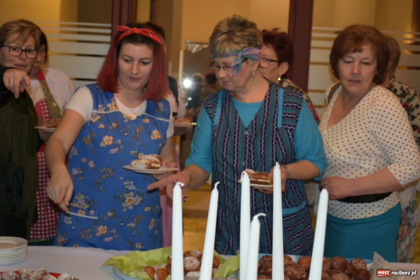 Zdjęcie w galerii na portalu naszraciborz.pl: Bez liczenia kalorii. Pół tysiąca pączków na tłustym czwartku w Tworkowie  wiadomości z regionu