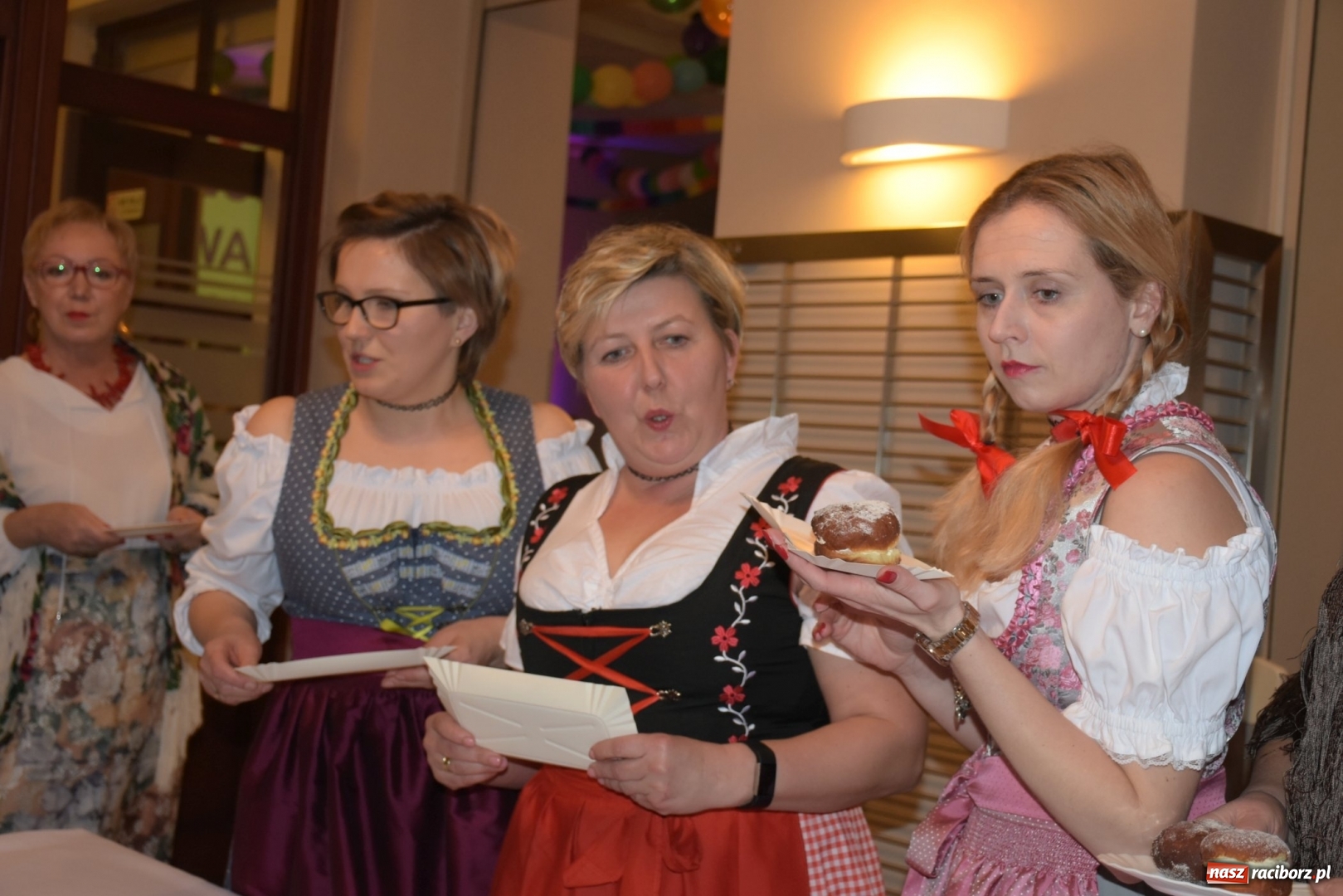 Zdjęcie w galerii na portalu naszraciborz.pl: Bez liczenia kalorii. Pół tysiąca pączków na tłustym czwartku w Tworkowie  wiadomości z regionu