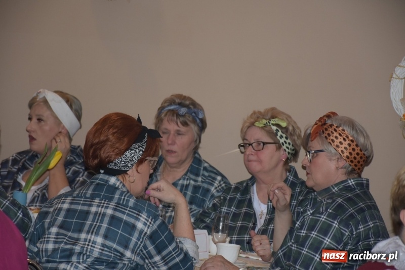 Zdjęcie w galerii na portalu naszraciborz.pl: Bez liczenia kalorii. Pół tysiąca pączków na tłustym czwartku w Tworkowie  wiadomości z regionu