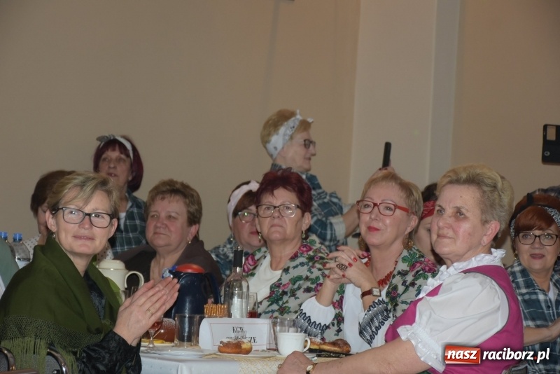 Zdjęcie w galerii na portalu naszraciborz.pl: Bez liczenia kalorii. Pół tysiąca pączków na tłustym czwartku w Tworkowie  wiadomości z regionu