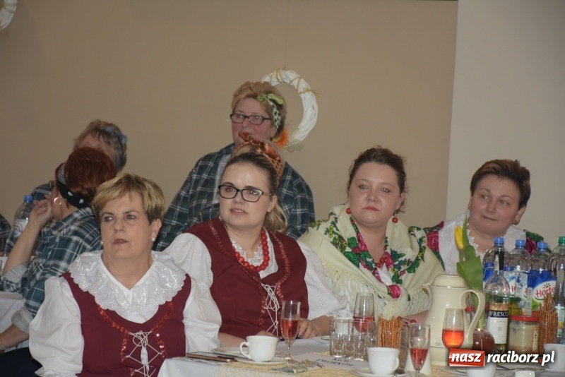 Zdjęcie w galerii na portalu naszraciborz.pl: Bez liczenia kalorii. Pół tysiąca pączków na tłustym czwartku w Tworkowie  wiadomości z regionu