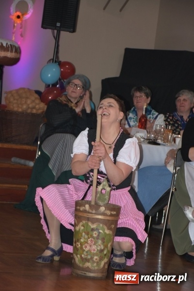 Zdjęcie w galerii na portalu naszraciborz.pl: Bez liczenia kalorii. Pół tysiąca pączków na tłustym czwartku w Tworkowie  wiadomości z regionu