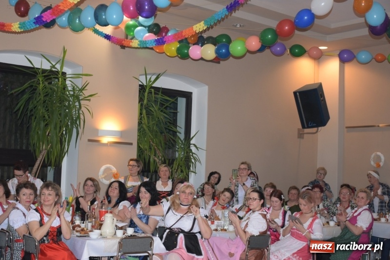 Zdjęcie w galerii na portalu naszraciborz.pl: Bez liczenia kalorii. Pół tysiąca pączków na tłustym czwartku w Tworkowie  wiadomości z regionu