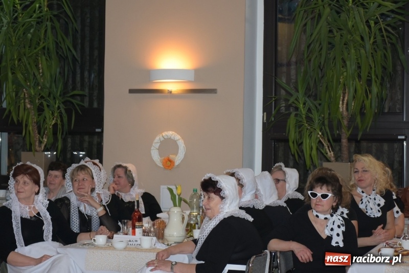 Zdjęcie w galerii na portalu naszraciborz.pl: Bez liczenia kalorii. Pół tysiąca pączków na tłustym czwartku w Tworkowie  wiadomości z regionu