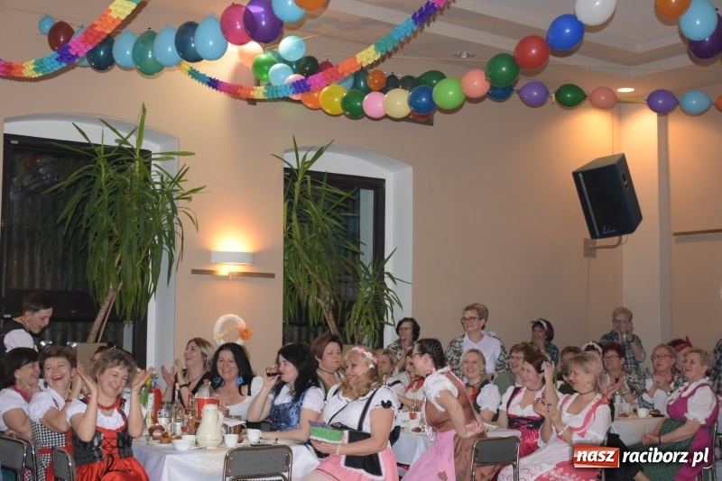 Zdjęcie w galerii na portalu naszraciborz.pl: Bez liczenia kalorii. Pół tysiąca pączków na tłustym czwartku w Tworkowie  wiadomości z regionu