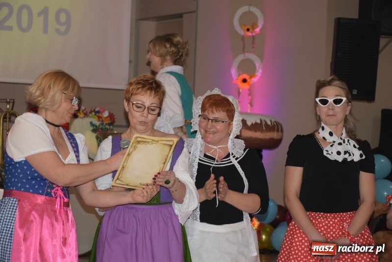 Zdjęcie w galerii na portalu naszraciborz.pl: Bez liczenia kalorii. Pół tysiąca pączków na tłustym czwartku w Tworkowie  wiadomości z regionu