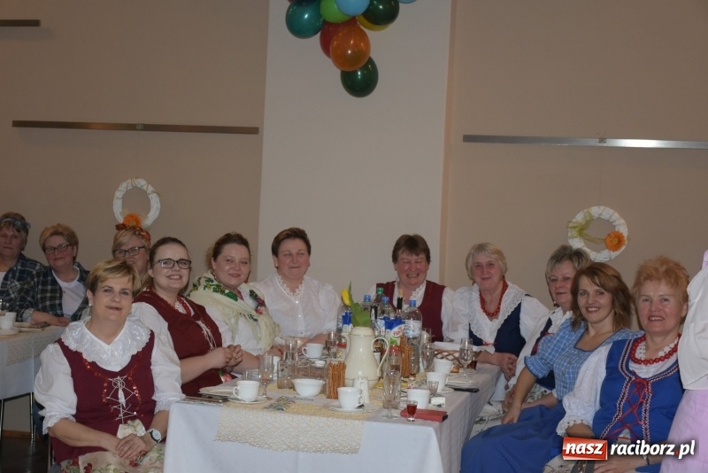 Zdjęcie w galerii na portalu naszraciborz.pl: Bez liczenia kalorii. Pół tysiąca pączków na tłustym czwartku w Tworkowie  wiadomości z regionu