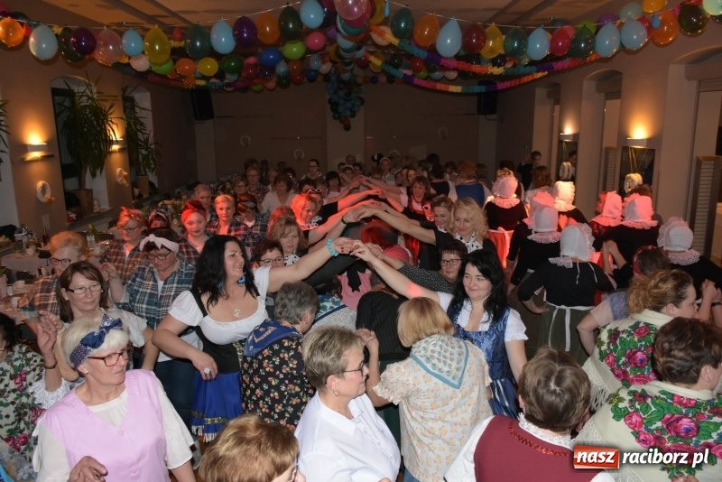 Zdjęcie w galerii na portalu naszraciborz.pl: Bez liczenia kalorii. Pół tysiąca pączków na tłustym czwartku w Tworkowie  wiadomości z regionu