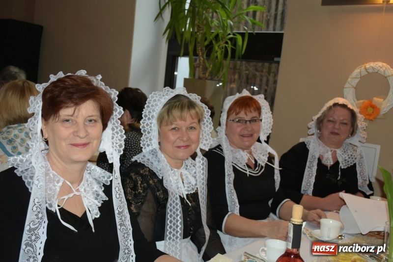 Zdjęcie w galerii na portalu naszraciborz.pl: Bez liczenia kalorii. Pół tysiąca pączków na tłustym czwartku w Tworkowie  wiadomości z regionu