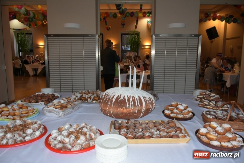 Zdjęcie w galerii na portalu naszraciborz.pl: Bez liczenia kalorii. Pół tysiąca pączków na tłustym czwartku w Tworkowie  wiadomości z regionu