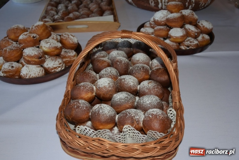Zdjęcie w galerii na portalu naszraciborz.pl: Bez liczenia kalorii. Pół tysiąca pączków na tłustym czwartku w Tworkowie  wiadomości z regionu