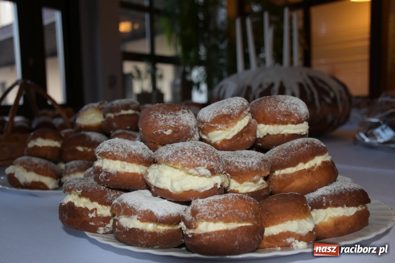 Zdjęcie w galerii na portalu naszraciborz.pl: Bez liczenia kalorii. Pół tysiąca pączków na tłustym czwartku w Tworkowie  wiadomości z regionu
