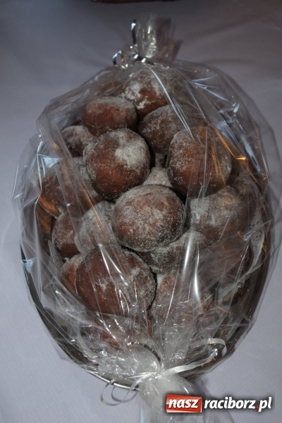 Zdjęcie w galerii na portalu naszraciborz.pl: Bez liczenia kalorii. Pół tysiąca pączków na tłustym czwartku w Tworkowie  wiadomości z regionu