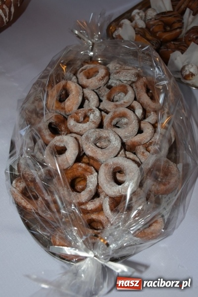 Zdjęcie w galerii na portalu naszraciborz.pl: Bez liczenia kalorii. Pół tysiąca pączków na tłustym czwartku w Tworkowie  wiadomości z regionu