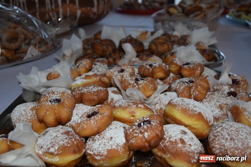 Zdjęcie w galerii na portalu naszraciborz.pl: Bez liczenia kalorii. Pół tysiąca pączków na tłustym czwartku w Tworkowie  wiadomości z regionu
