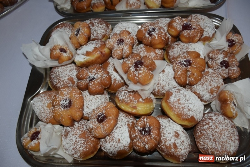 Zdjęcie w galerii na portalu naszraciborz.pl: Bez liczenia kalorii. Pół tysiąca pączków na tłustym czwartku w Tworkowie  wiadomości z regionu