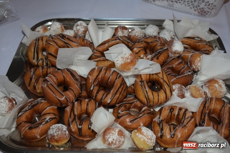 Zdjęcie w galerii na portalu naszraciborz.pl: Bez liczenia kalorii. Pół tysiąca pączków na tłustym czwartku w Tworkowie  wiadomości z regionu