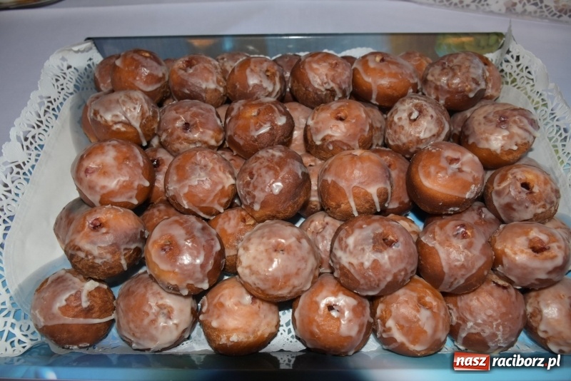 Zdjęcie w galerii na portalu naszraciborz.pl: Bez liczenia kalorii. Pół tysiąca pączków na tłustym czwartku w Tworkowie  wiadomości z regionu