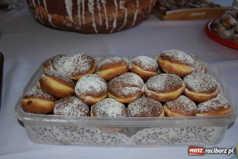 Zdjęcie w galerii na portalu naszraciborz.pl: Bez liczenia kalorii. Pół tysiąca pączków na tłustym czwartku w Tworkowie  wiadomości z regionu