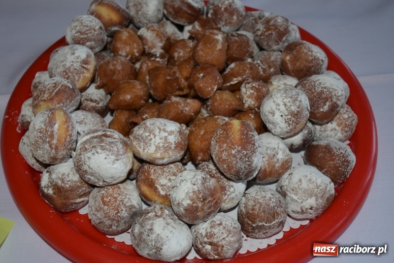 Zdjęcie w galerii na portalu naszraciborz.pl: Bez liczenia kalorii. Pół tysiąca pączków na tłustym czwartku w Tworkowie  wiadomości z regionu