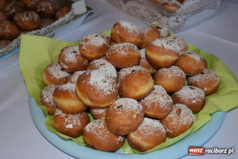 Zdjęcie w galerii na portalu naszraciborz.pl: Bez liczenia kalorii. Pół tysiąca pączków na tłustym czwartku w Tworkowie  wiadomości z regionu
