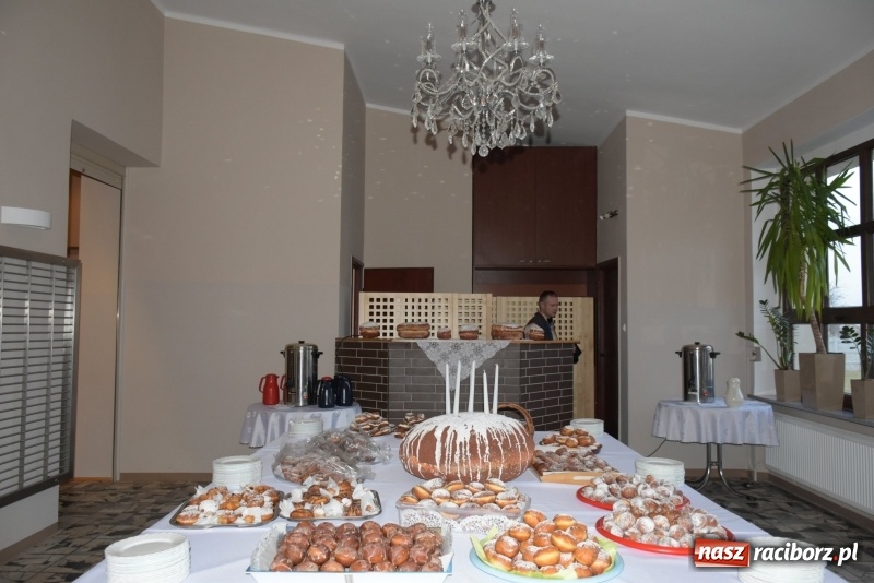 Zdjęcie w galerii na portalu naszraciborz.pl: Bez liczenia kalorii. Pół tysiąca pączków na tłustym czwartku w Tworkowie  wiadomości z regionu