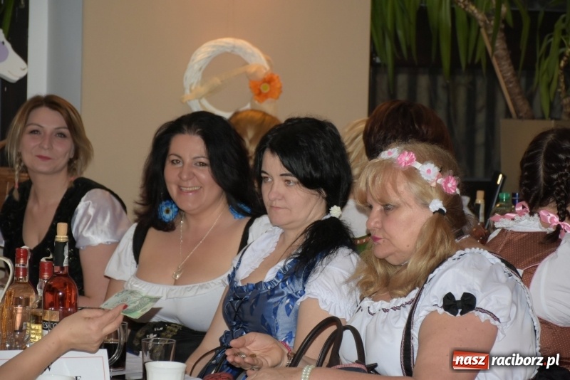 Zdjęcie w galerii na portalu naszraciborz.pl: Bez liczenia kalorii. Pół tysiąca pączków na tłustym czwartku w Tworkowie  wiadomości z regionu