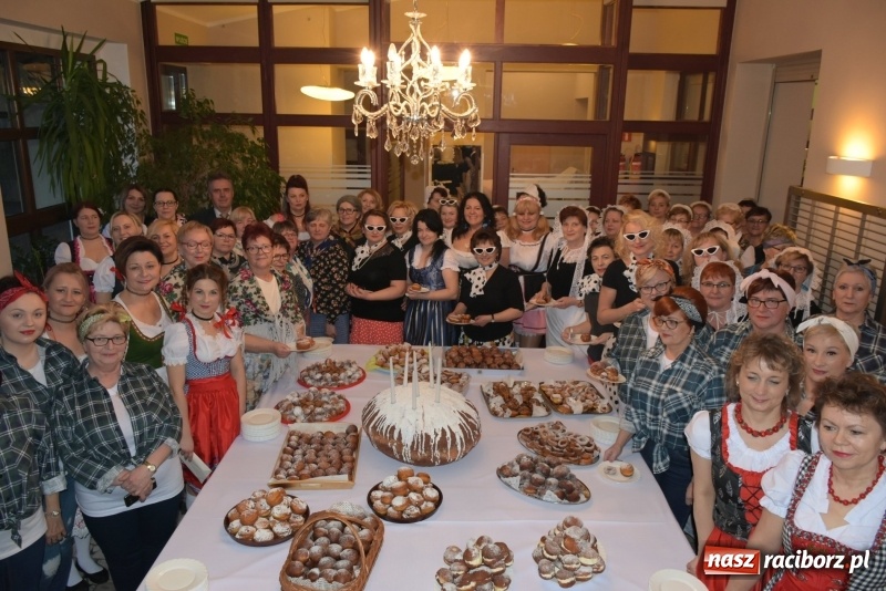 Zdjęcie w galerii na portalu naszraciborz.pl: Bez liczenia kalorii. Pół tysiąca pączków na tłustym czwartku w Tworkowie  wiadomości z regionu