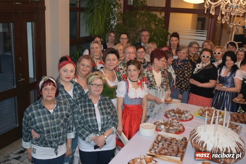 Zdjęcie w galerii na portalu naszraciborz.pl: Bez liczenia kalorii. Pół tysiąca pączków na tłustym czwartku w Tworkowie  wiadomości z regionu