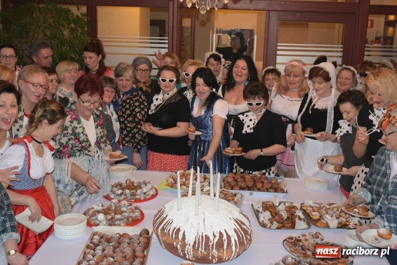 Zdjęcie w galerii na portalu naszraciborz.pl: Bez liczenia kalorii. Pół tysiąca pączków na tłustym czwartku w Tworkowie  wiadomości z regionu