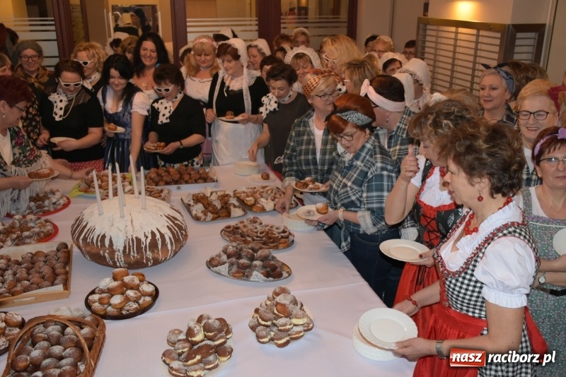 Zdjęcie w galerii na portalu naszraciborz.pl: Bez liczenia kalorii. Pół tysiąca pączków na tłustym czwartku w Tworkowie  wiadomości z regionu