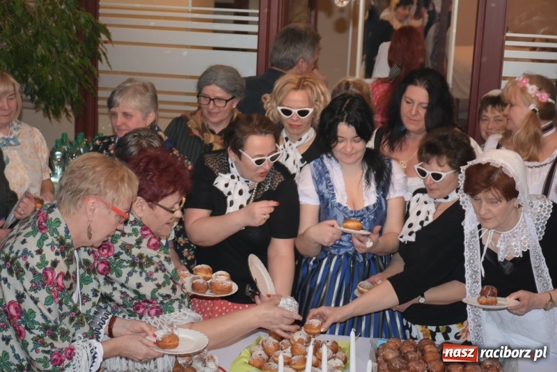 Zdjęcie w galerii na portalu naszraciborz.pl: Bez liczenia kalorii. Pół tysiąca pączków na tłustym czwartku w Tworkowie  wiadomości z regionu