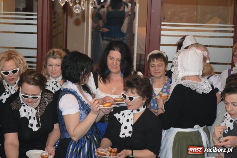 Zdjęcie w galerii na portalu naszraciborz.pl: Bez liczenia kalorii. Pół tysiąca pączków na tłustym czwartku w Tworkowie  wiadomości z regionu