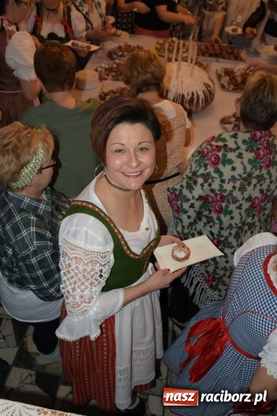 Zdjęcie w galerii na portalu naszraciborz.pl: Bez liczenia kalorii. Pół tysiąca pączków na tłustym czwartku w Tworkowie  wiadomości z regionu