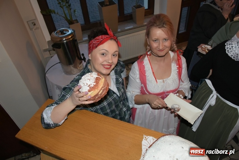 Zdjęcie w galerii na portalu naszraciborz.pl: Bez liczenia kalorii. Pół tysiąca pączków na tłustym czwartku w Tworkowie  wiadomości z regionu