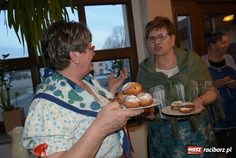 Zdjęcie w galerii na portalu naszraciborz.pl: Bez liczenia kalorii. Pół tysiąca pączków na tłustym czwartku w Tworkowie  wiadomości z regionu