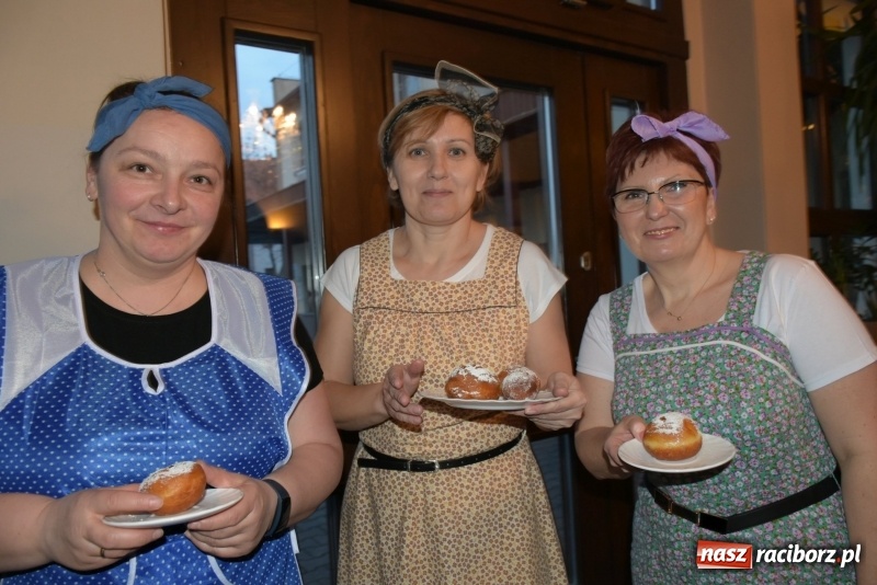 Zdjęcie w galerii na portalu naszraciborz.pl: Bez liczenia kalorii. Pół tysiąca pączków na tłustym czwartku w Tworkowie  wiadomości z regionu