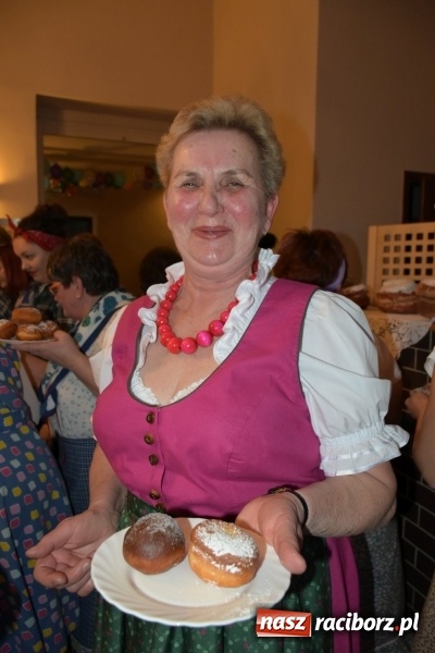 Zdjęcie w galerii na portalu naszraciborz.pl: Bez liczenia kalorii. Pół tysiąca pączków na tłustym czwartku w Tworkowie  wiadomości z regionu