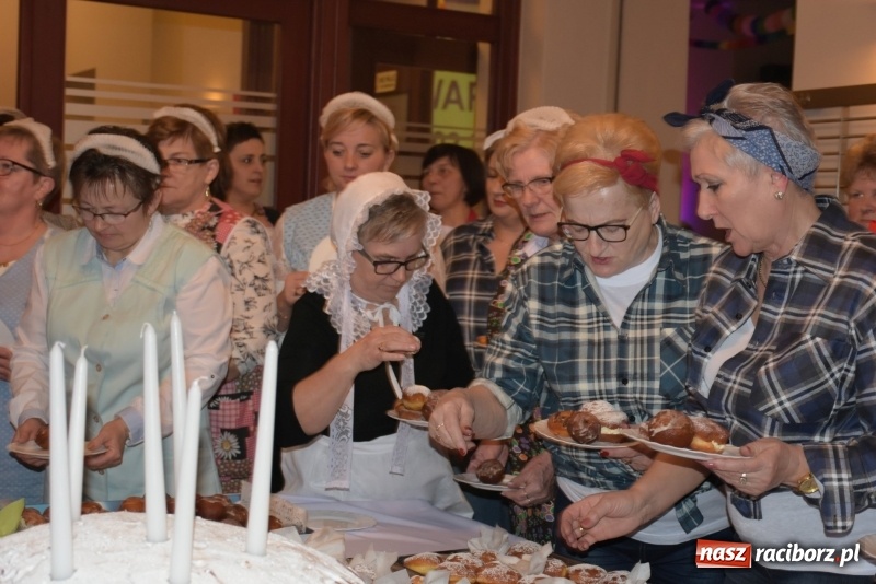 Zdjęcie w galerii na portalu naszraciborz.pl: Bez liczenia kalorii. Pół tysiąca pączków na tłustym czwartku w Tworkowie  wiadomości z regionu