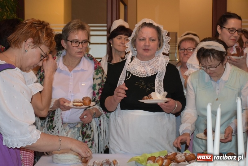 Zdjęcie w galerii na portalu naszraciborz.pl: Bez liczenia kalorii. Pół tysiąca pączków na tłustym czwartku w Tworkowie  wiadomości z regionu