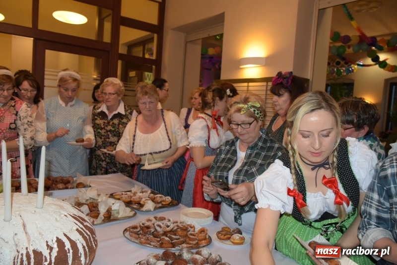 Zdjęcie w galerii na portalu naszraciborz.pl: Bez liczenia kalorii. Pół tysiąca pączków na tłustym czwartku w Tworkowie  wiadomości z regionu